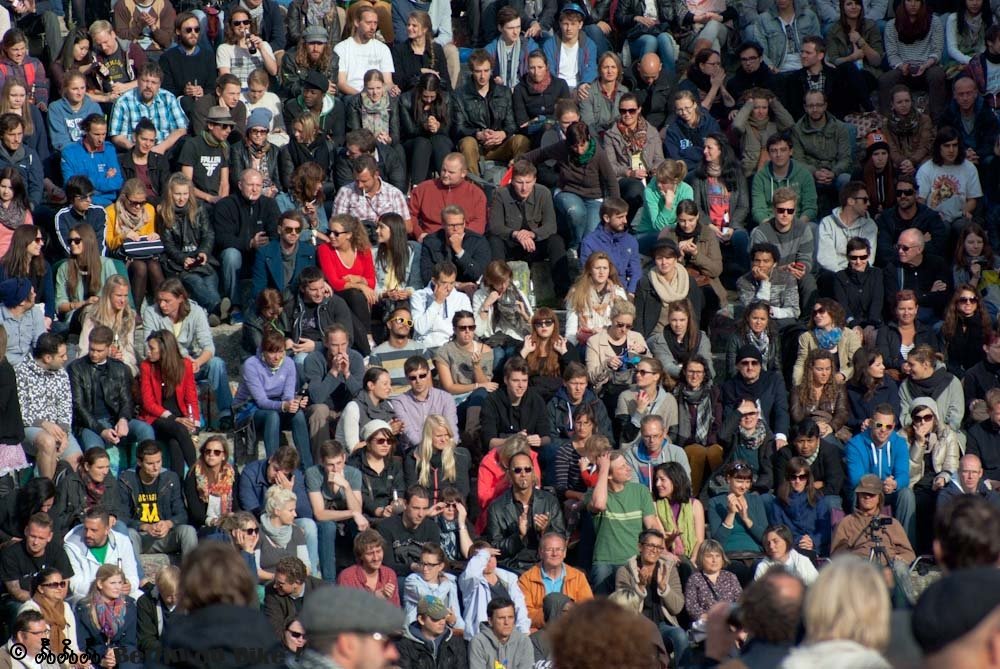 Menge beim Karaoke im Mauerpark