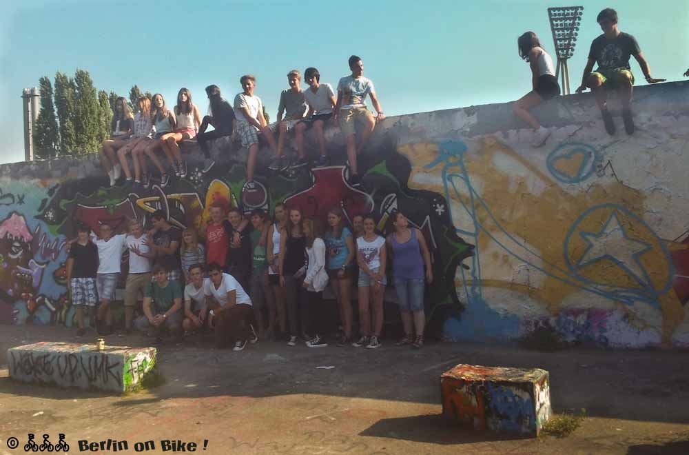 Schulkasse beim Posieren an der Hinterlandmauer auf einer Radtour Berliner Mauer