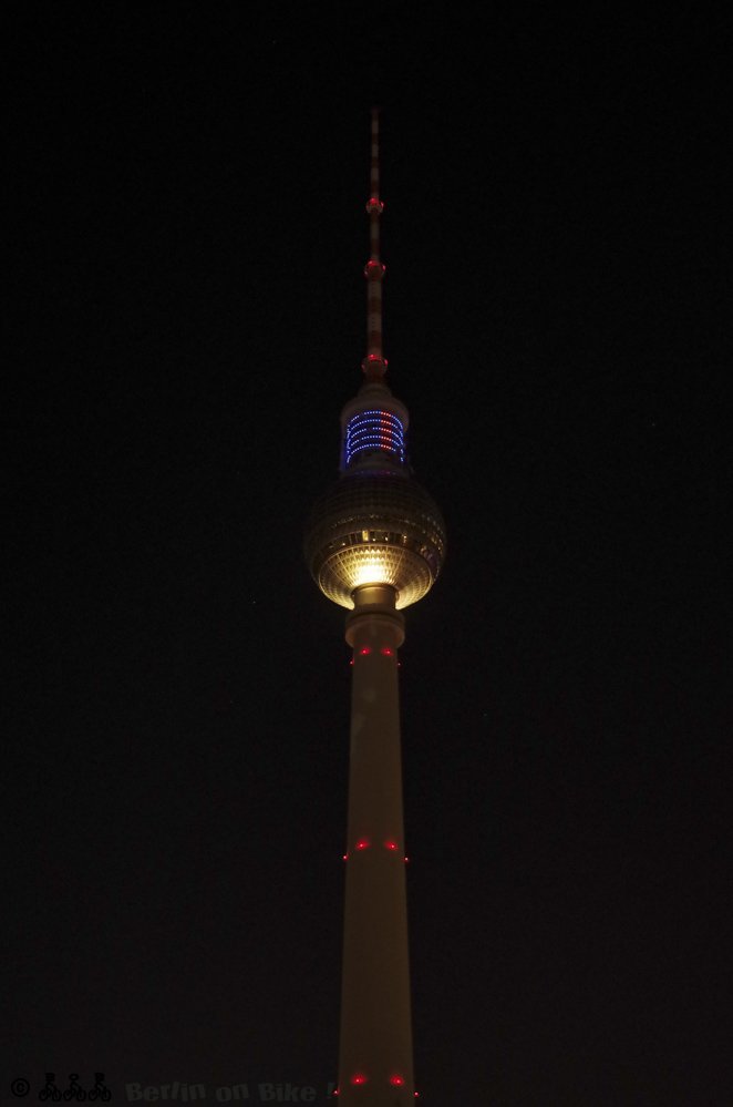 Berliner Fernsehturm bei Nacht beleuchtet