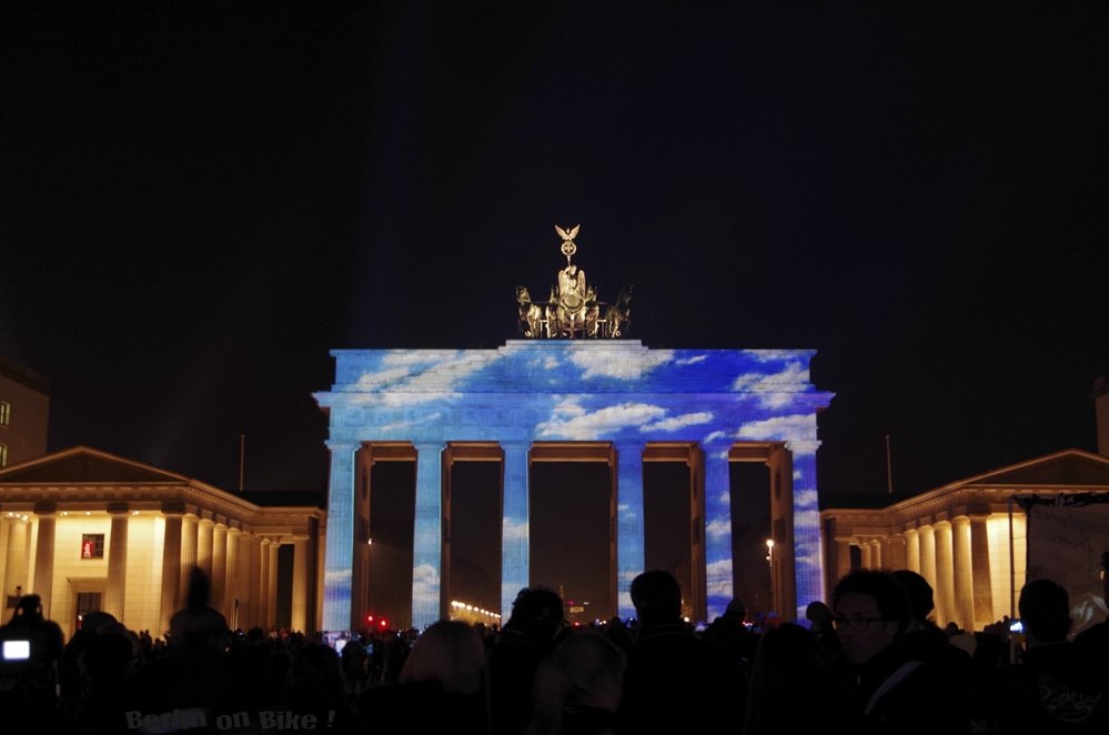 Brandenburger Tor beleuchtet bei Nacht