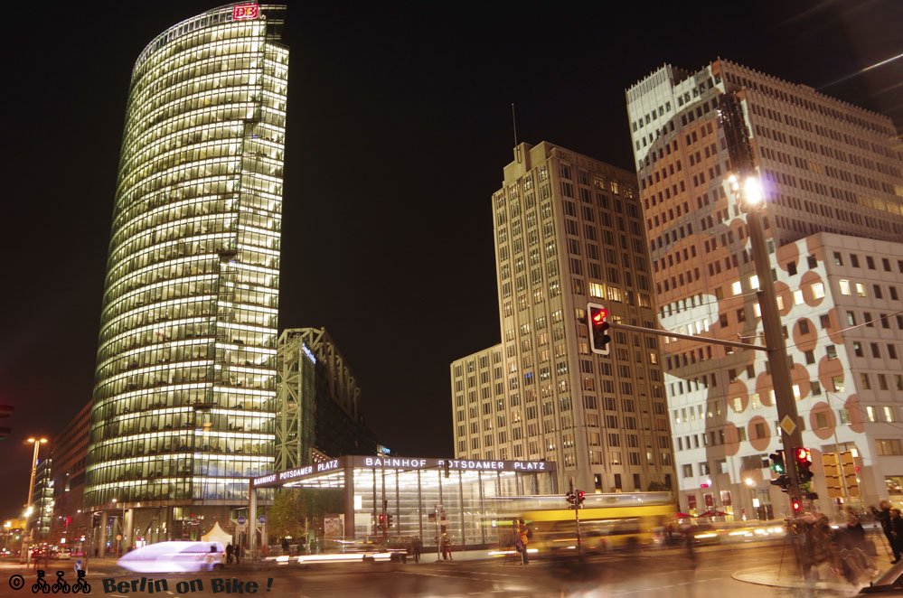 Berliner Gebäude beleuchtet bei Nacht