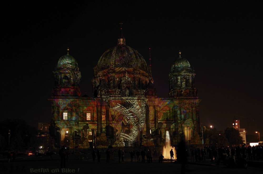 Berliner Dom bei Nacht beleuchtet