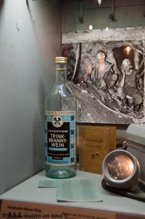 Das Label liest sich so, als könnte man diesen Branntwein notfalls auch als Treibstoffersatz verwenden, statt ihn zu trinken. Ebenfalls bemerkenswert: Die Staatsführung hielt das Leben als Bergarbeiter offensichtlich für so hart, dass es nüchtern nur schwer zu ertragen war und befreite das Gesöff von allen Steuern und Abgaben.