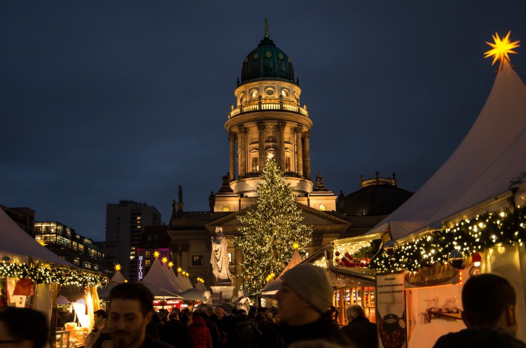kerst-markten-fietstour-fullsize-3966-1024×678 a group of people standing in front of a crowd