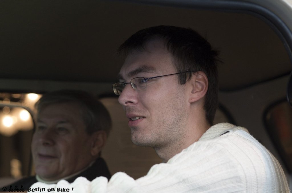 Martin konzentriert am Steuer des Trabi-Simulators