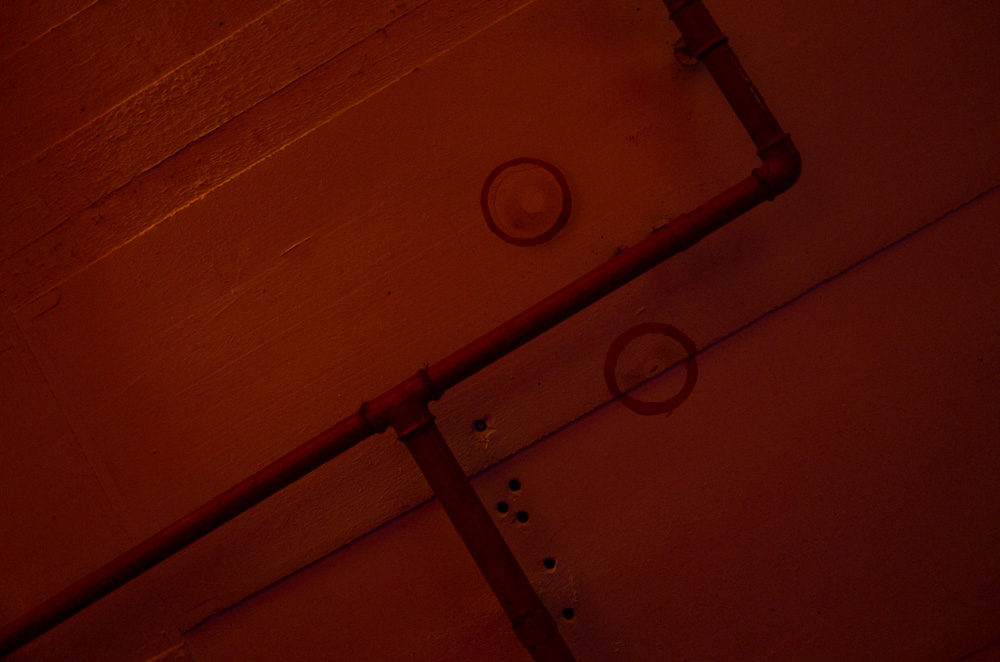 Die Markierungen an der Bunkerdecke zeigen an, wo die Stützpfeiler der vielen Betten eingeklemmt werden sollten.