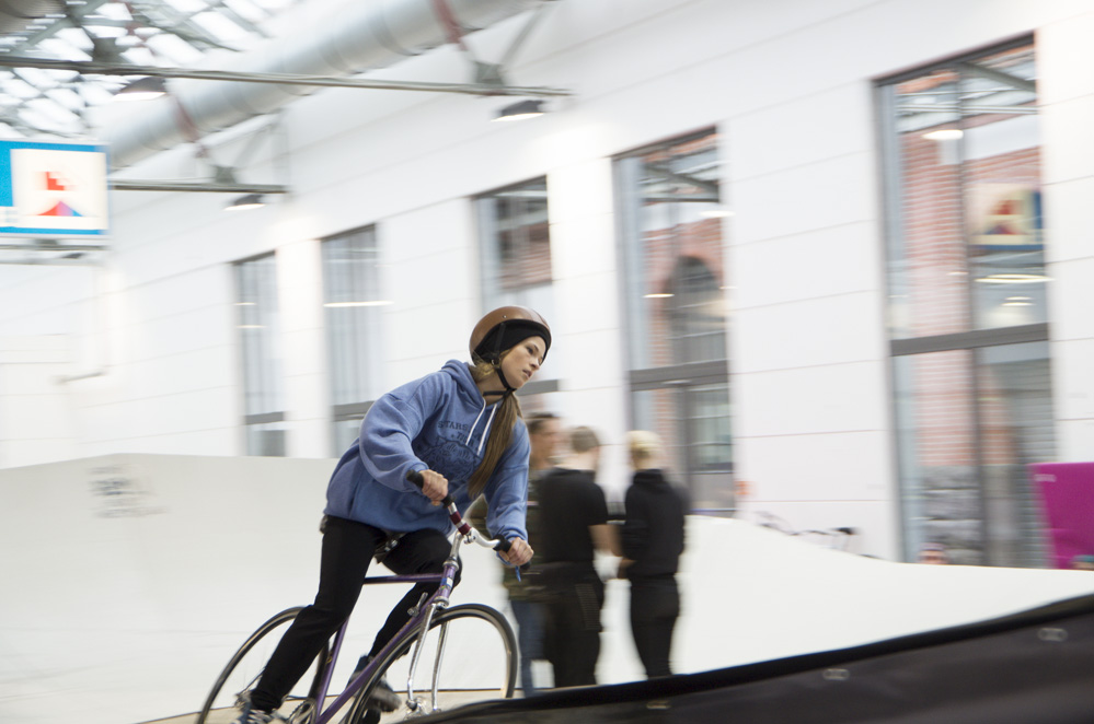 Rennradfahrerin auf Parcours