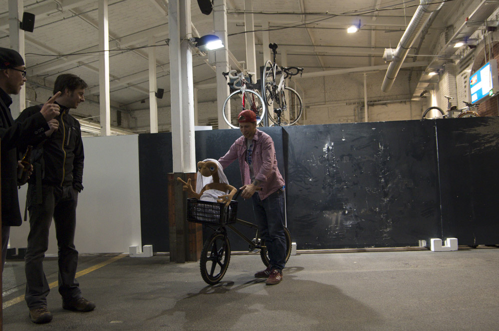 Mann mit Fahrrad und Puppe
