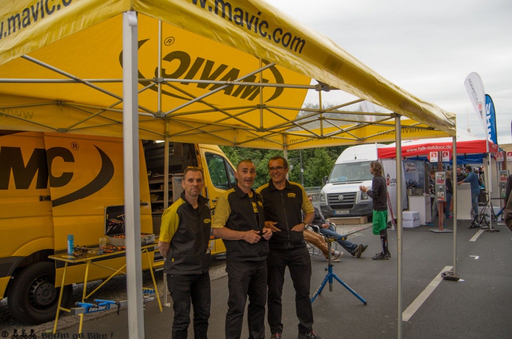Gut gelaunte französische Mechaniker am Stand von Mavic
