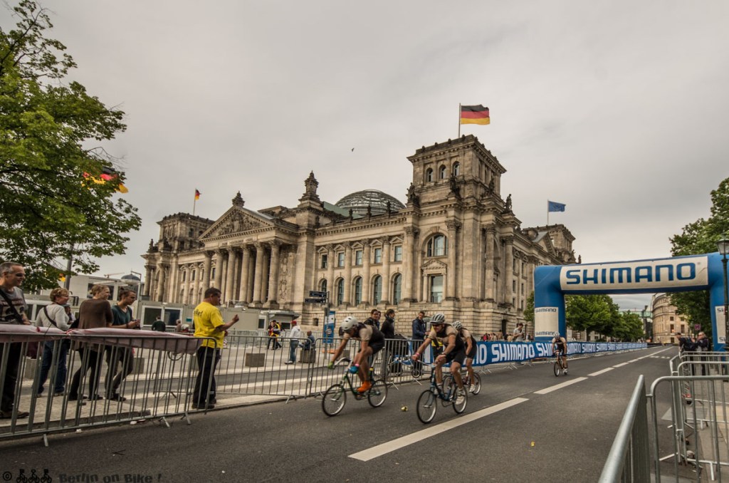 Sightseeing mit dem Klapprad, vorbei am Reichstag.