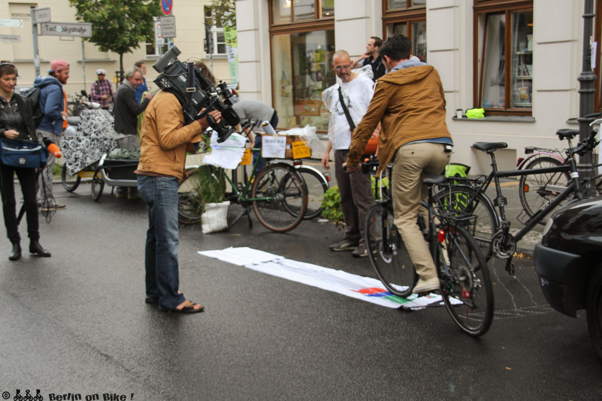 Jo Schück vom ZDF-Magazin Aspekte lässt sich beim Spurenziehen filmen...