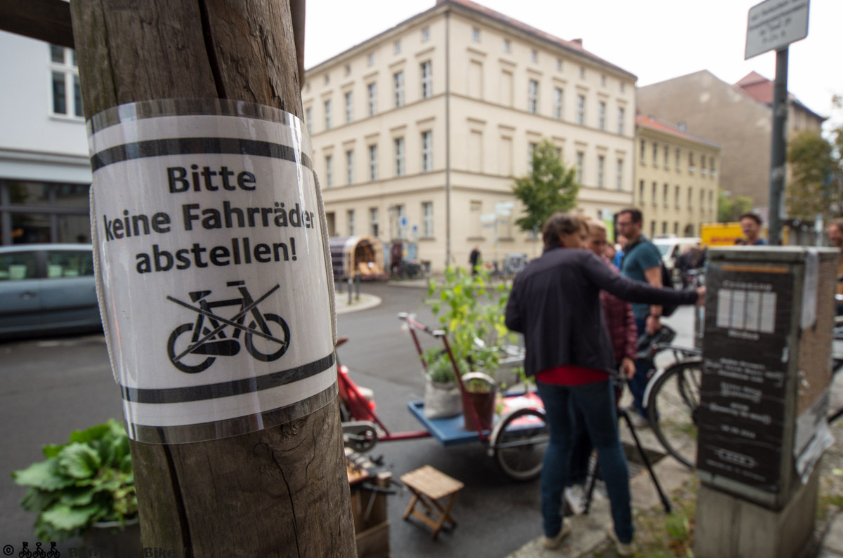 De Baum blieb frei, wir haben uns ganz regelgerecht auf die echten PArkplätze beschränkt.