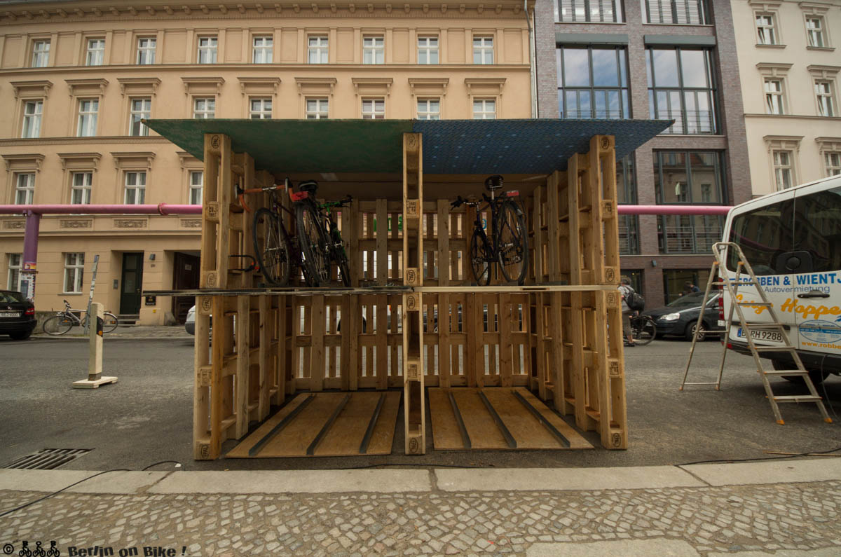 Genug Platz für 1 Auto oder 12 Fahrräder, die Velo-Garage von Dienst-Rat