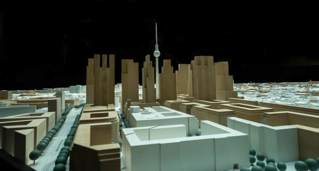 Stadtmodell Planwerk Innenstadt Berlin: Blick auf den Alex mit noch ungebauten Hochhäusern.