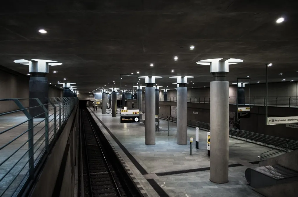 Der Bahnhof Bundestag ist im Modernen Stil gebaut worden.