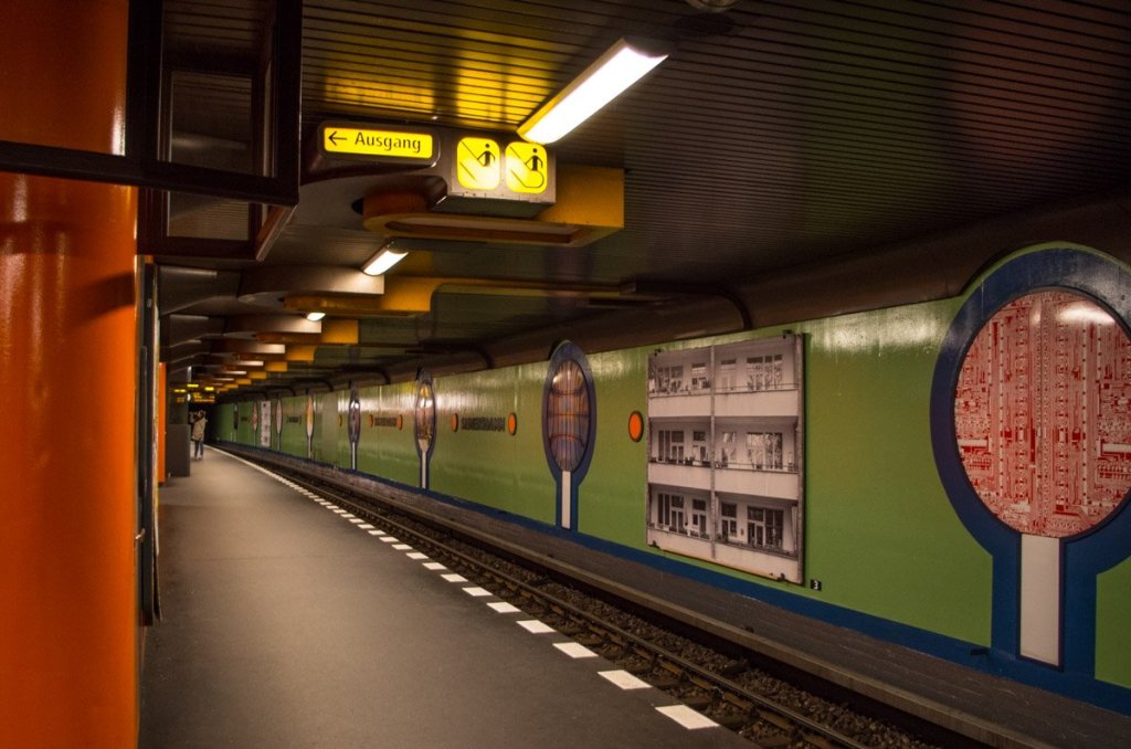 Charakteristisch für die 80er Jahre und dient auch als Luftschutzbunker: Der Bahnhof Siemensdamm.