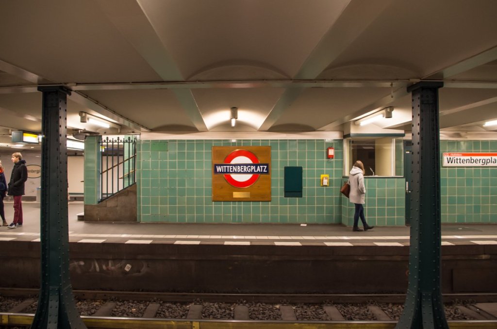 Original Londoner U-Bahn Stationsschild im Bahnhof Wittenbergplatz.