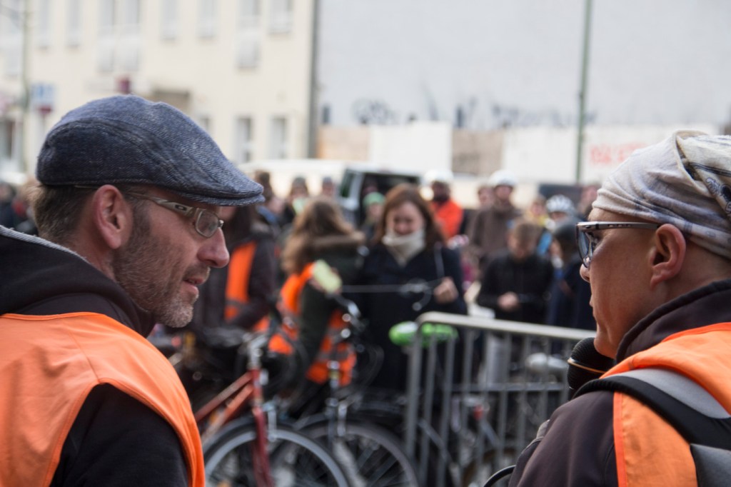 Sasch und Ekki bei der letzten Lagebesprechung vor dem Start
