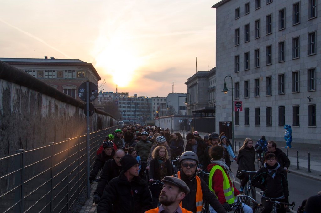So sieht das aus, wenn 100 Radler an der Ampel warten.