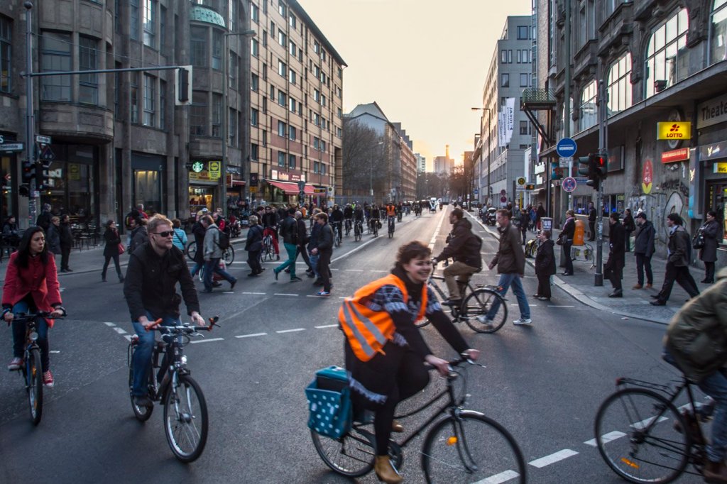 Passanten begrüßen uns freudig auf dem Music Ride