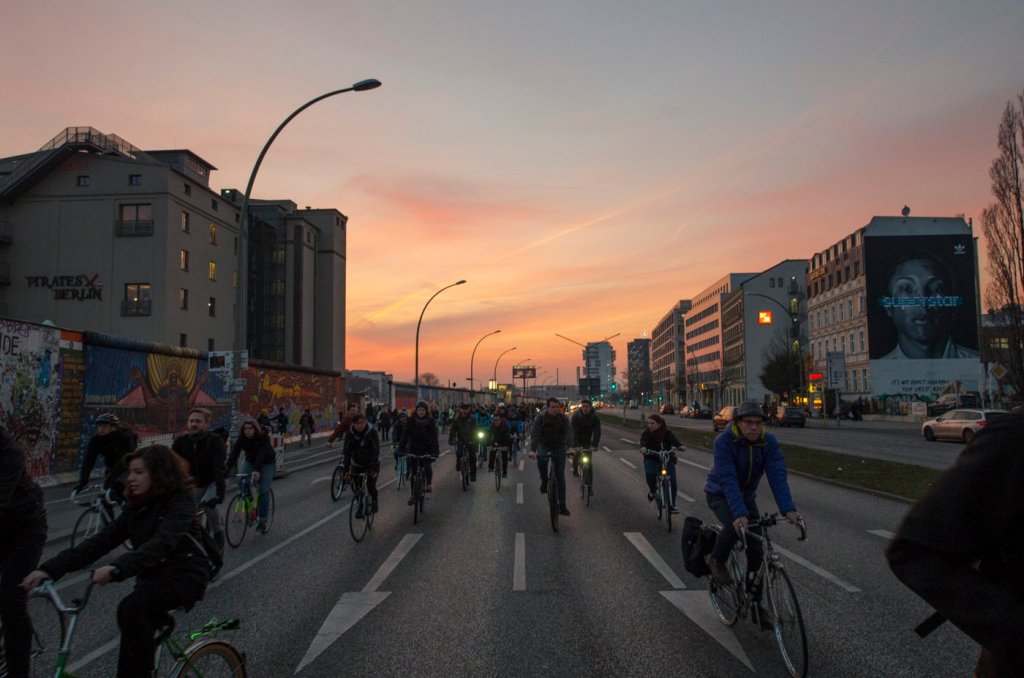 Abendsonne an der Eastside-Gallery; den Vorsatz nur eine Spur zu blockieren haben wir bei der Menge an Leuten nicht wirklich lange aufrecht halten können.