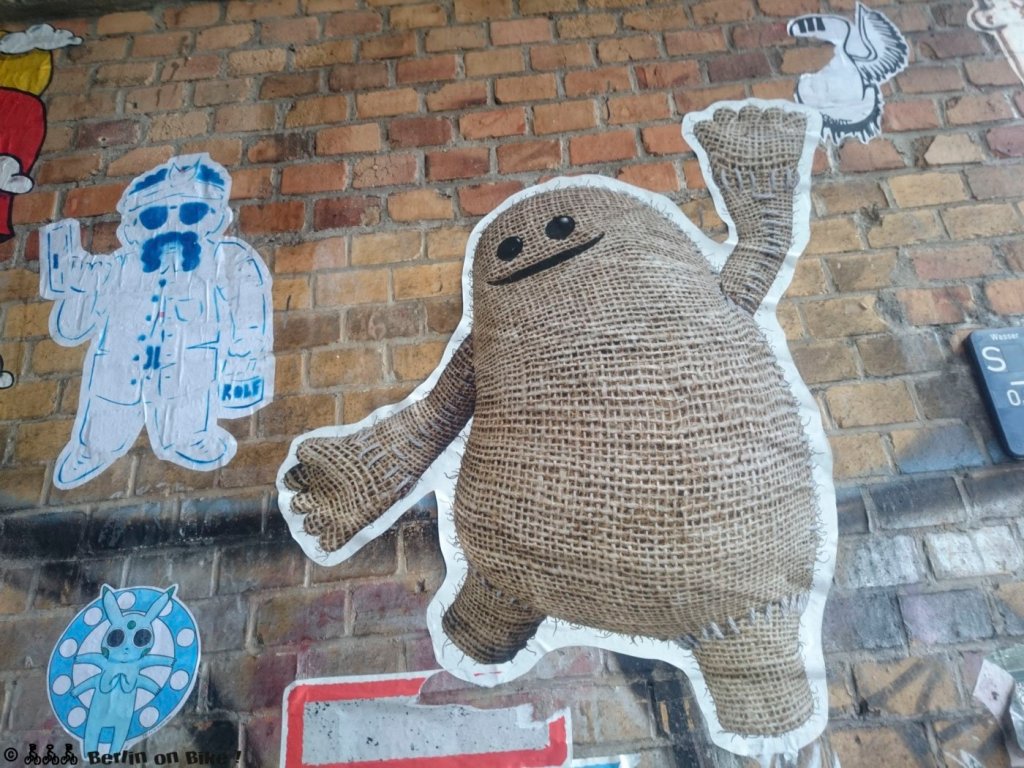 Paste-ups an einer S-Bahn-Unterführung an der Dircksenstraße in Mitte.