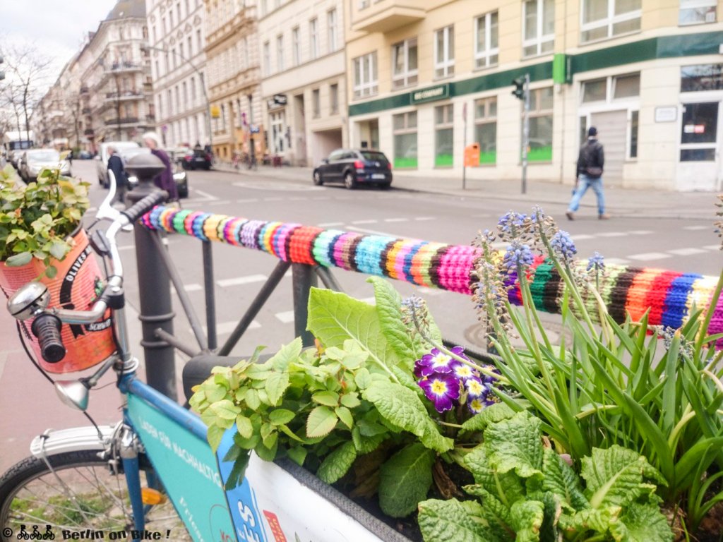 Urban knitting/yarnbomb Bergmannstraße Ecke Zossener an Marheinekehalle in Kreuzberg61