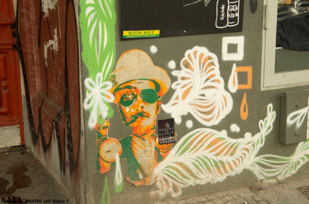 Roby the dog an einem Laden in der Wrangelstraße in Kreuzberg 36