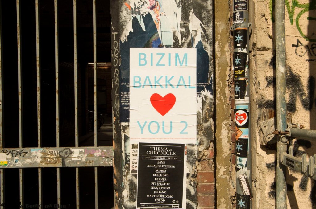Auch Oliver Rednitz mischt sich mit seiner Streetart-Plakat-Serie (die normalerweise eher auf die Religion zielt, mit Sprüchen wie Jesus/Buddha/Allah loves you) in den aktuell schwelenden Konflikt rund um den Gemüseladen Bizim Bakkal in der Wrangelstraße.