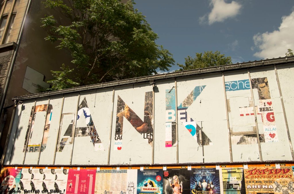 "Danke" Das zweite Wort daneben wird dann "Sterben", mit der Aktion möchte der Künstler auf das "Sterben des Kiezes" hinweisen, dass die Gegend um das Schlesische Tor in Kreuzberg seiner Meinung nach bedroht. 