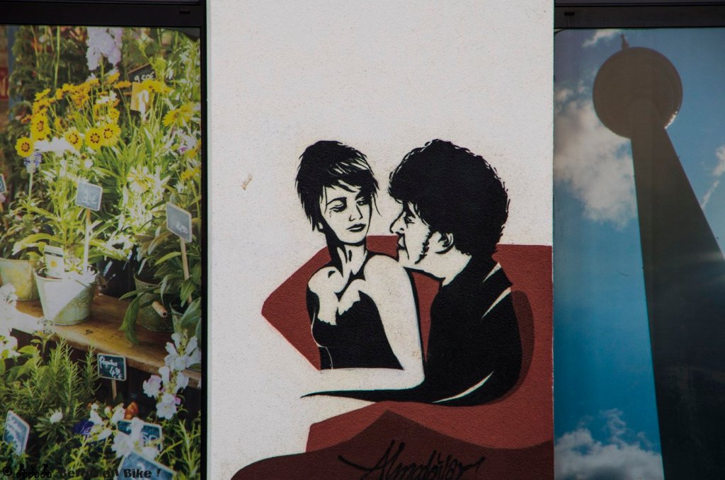 Eine Methode zu verhindern, dass der frisch gebaute Luxus-Neubau gleich Opfer von ungewünschten "Schmierereien" wird, ist es einfach gleich selbst Kunst an die Wände zu hauen.