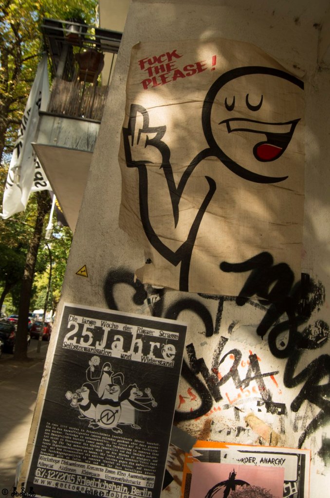 Gold but old. "Fuck the Please" von "Mein lieber Prost" ist einer der Helden der Berliner Szene, auch wenn es in letzter Zeit relativ wenig Neues auf der Straße (dafür viel in Gallerien) von ihm zu sehen gab. Dieses Pasteup aus einem Friedrichshainer Hauseingang hängt hanz offensichtlich auch schon eine Weile.
