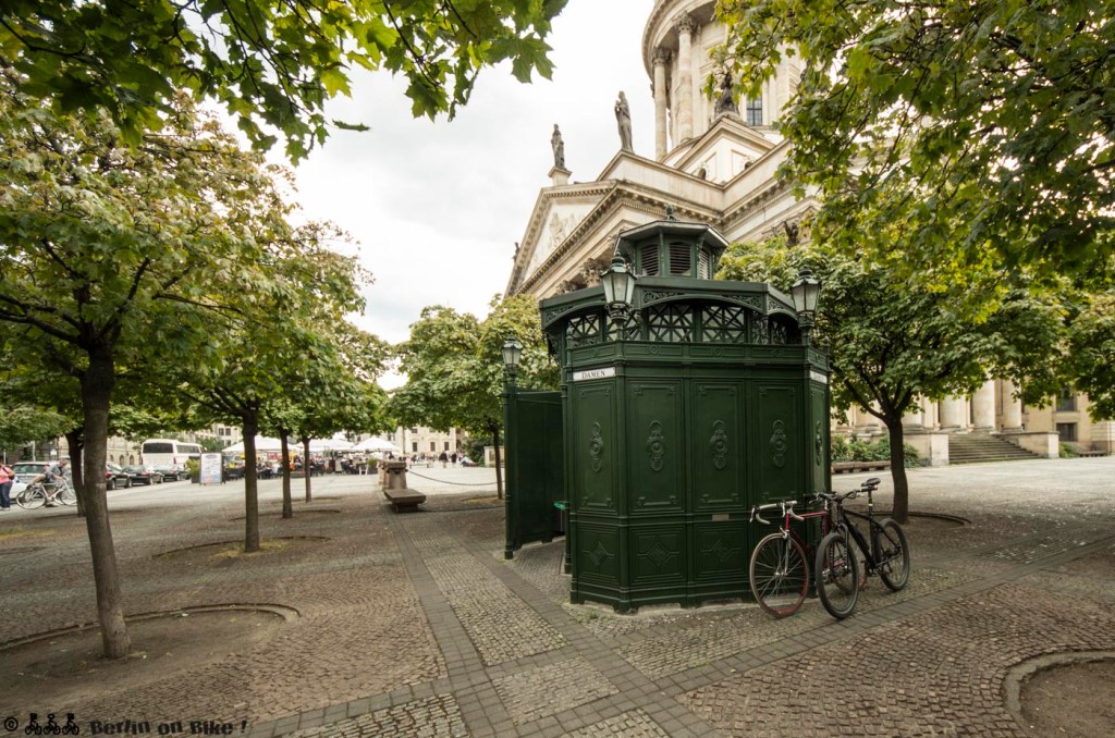 Café Achteck am Gendarmenmarkt im Hintergrund ist der französische Dom zu sehen.