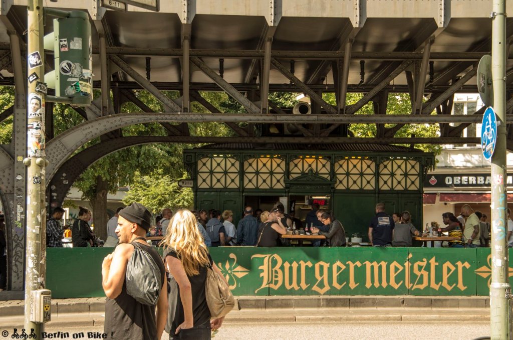 Kein Achteck sondern rechteckig, dafür heute Heimat eines der beliebtesten Burgerläden Berlins. Ehemaliges Toilettenhäuschen unter der Hochbahn am Schlesischen Tor.