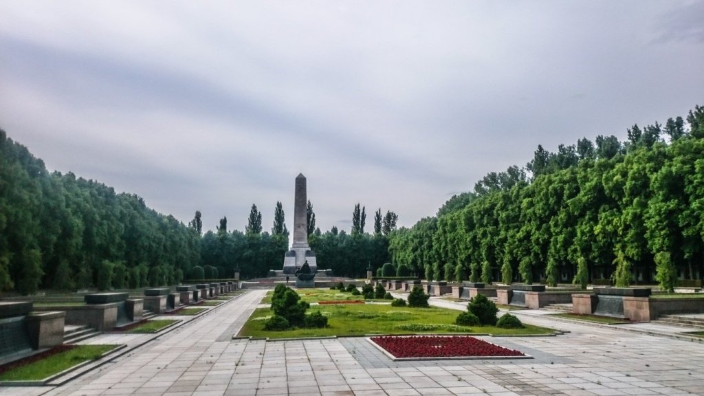Sowjetisches Ehrenmal in der Schönholzer Heide. Zwei weitere Soldatenfriedhöfe ähnlicher Art gibt es an der Straße des 17. Juni und im Treptower PArk.