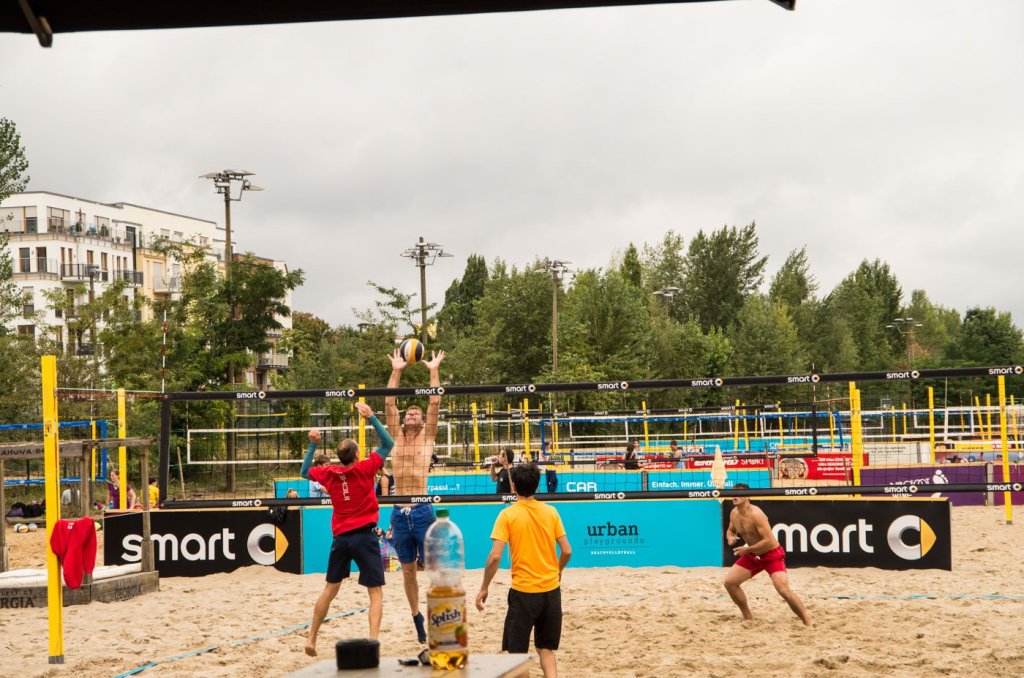 Beach-Volleyballer bei BeachMitte