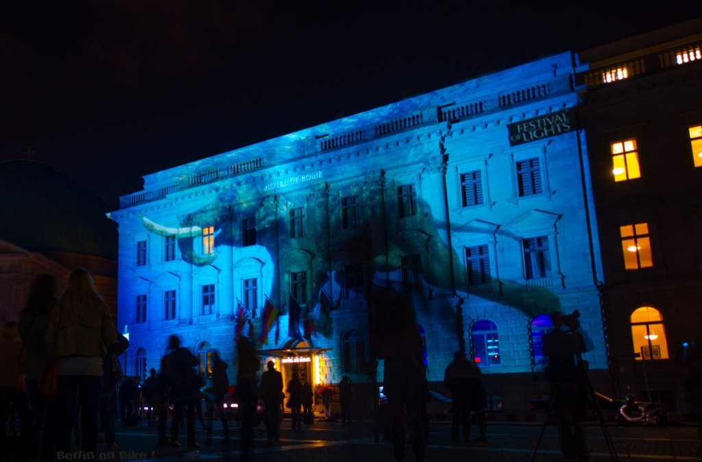 Fahrradtour zum Festival of Lights in Berlin 2014, blauer Elefant am Bebelplatz.