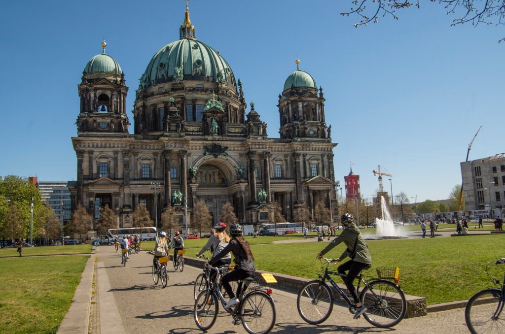 Ein guter Startpunkt für unsere Radtour von der Hauptstadt an die Ostseeküste ist der Lustgarten am Berliner Dom.