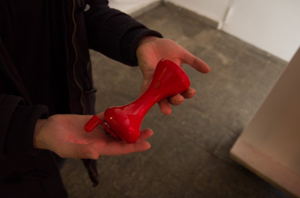 Keine Pfeffermühle, sondern eine kurbelbetriebene Taschenlampe, damit die Erklärungstafeln im doch ziemlich schummrigen Buchstabenmuseum lesen kann.