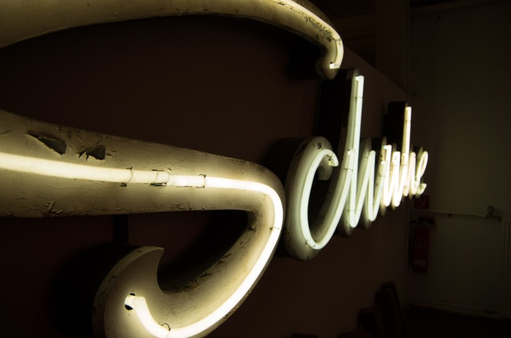 Neonreklame eines Schuhgeschäftes aus dem Buchstabenmuseum