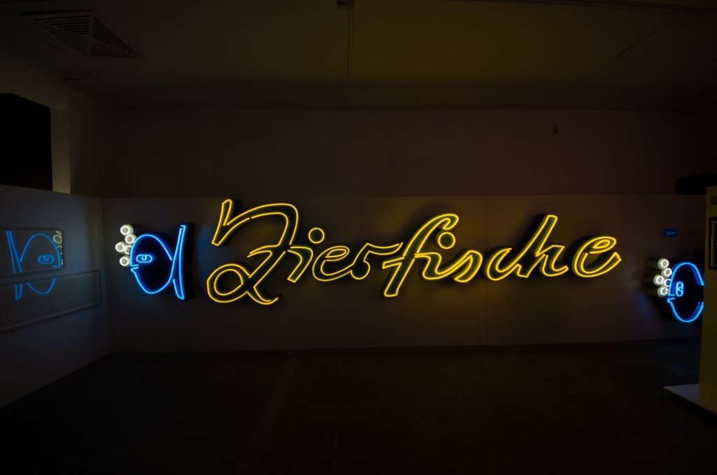 Leuchtreklame für Zierfische, ursprünglich aus Karl-Marx-Allee, abgebaut und gerettet vom Buchstabenmuseum 2009.
