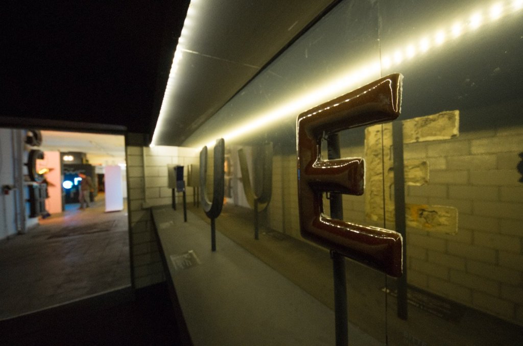 Dieses schön emallierte rote "E" stammt aus Österreich.