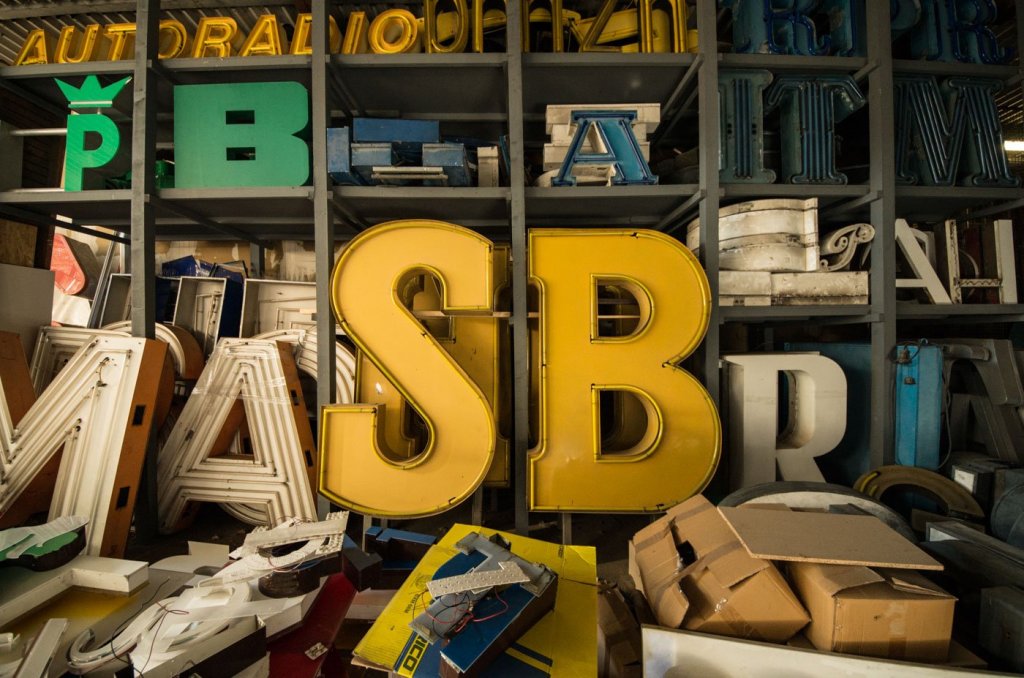 Gut durchgemischt; Sammlung einzelner Buchstaben warten auf Reparatur/Retauration