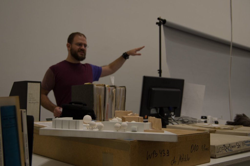 Dieser junge Mann kümmert sich in der Berlinischen Galerie um die Archivierung und Dokumentierung der Architekturmodelle.