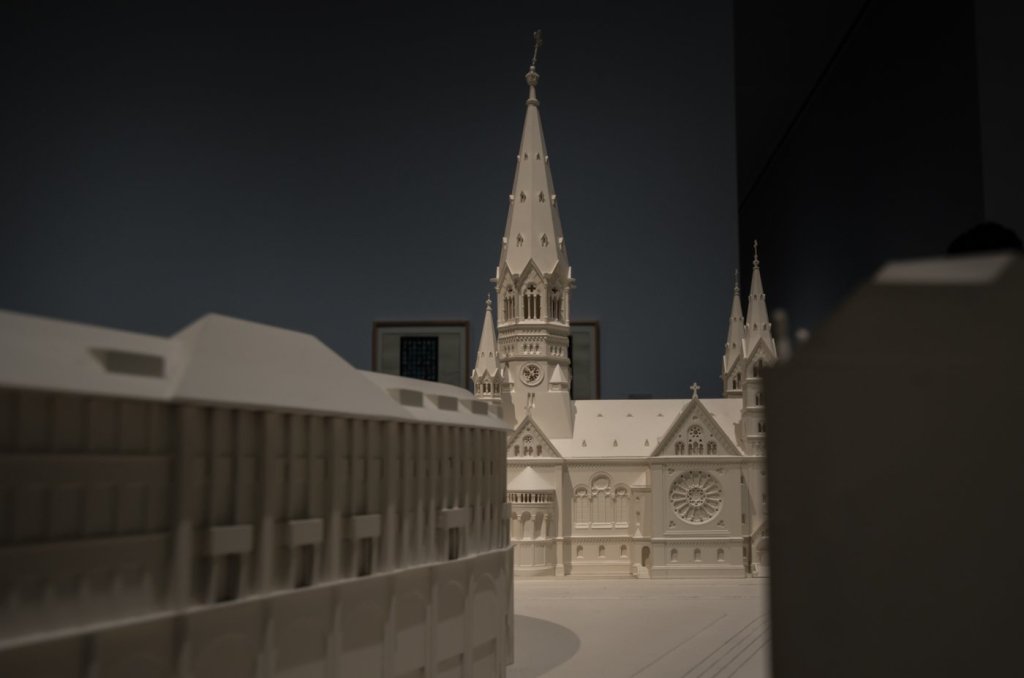 Der Auguste-Viktoria-Platz in Charlottenburg - heute Breitscheidplatz- mit der noch intakten Kaiser-Wilhelm-Gedächtniskirche.