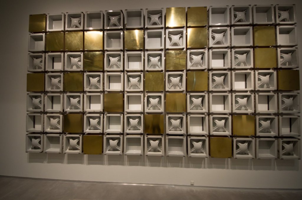 Dieser wunderbare Ensemble aus schweren FLiesen und Kupferplatten zierte einst das Hertie-Kaufhaus in Neukölln.