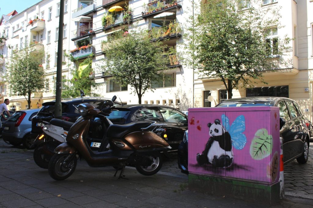 Wer mag schon graue Stromkästen - Lieber verliebte Pandas!