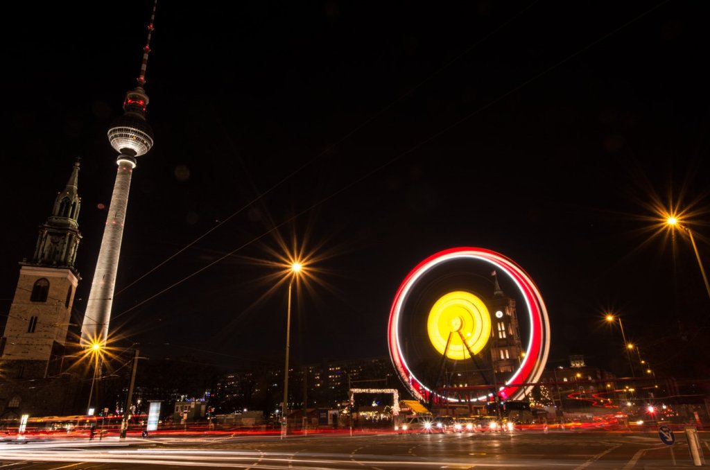 St. Marien, Fernsehturm und Riesenrad beim Weihnachtsmarkt am Alex in Berlin.