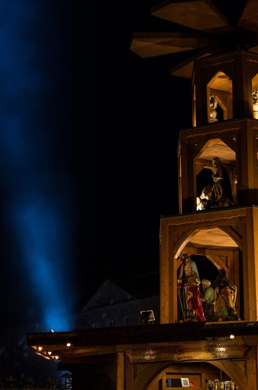 Der Weihnachtsmarkt am Charlottenburger Schloss beeindruckt auch durch seine riesige Weihnachtspyramide.