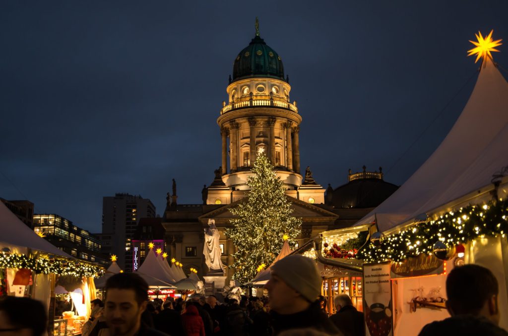 Weihnachtsmarkt am Gendarmenmarkt mit Deutschem Dom